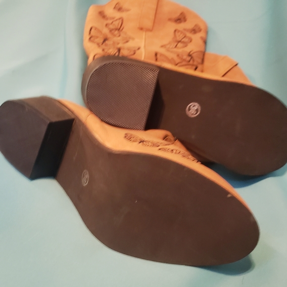 Boots - Picture 4 of 4